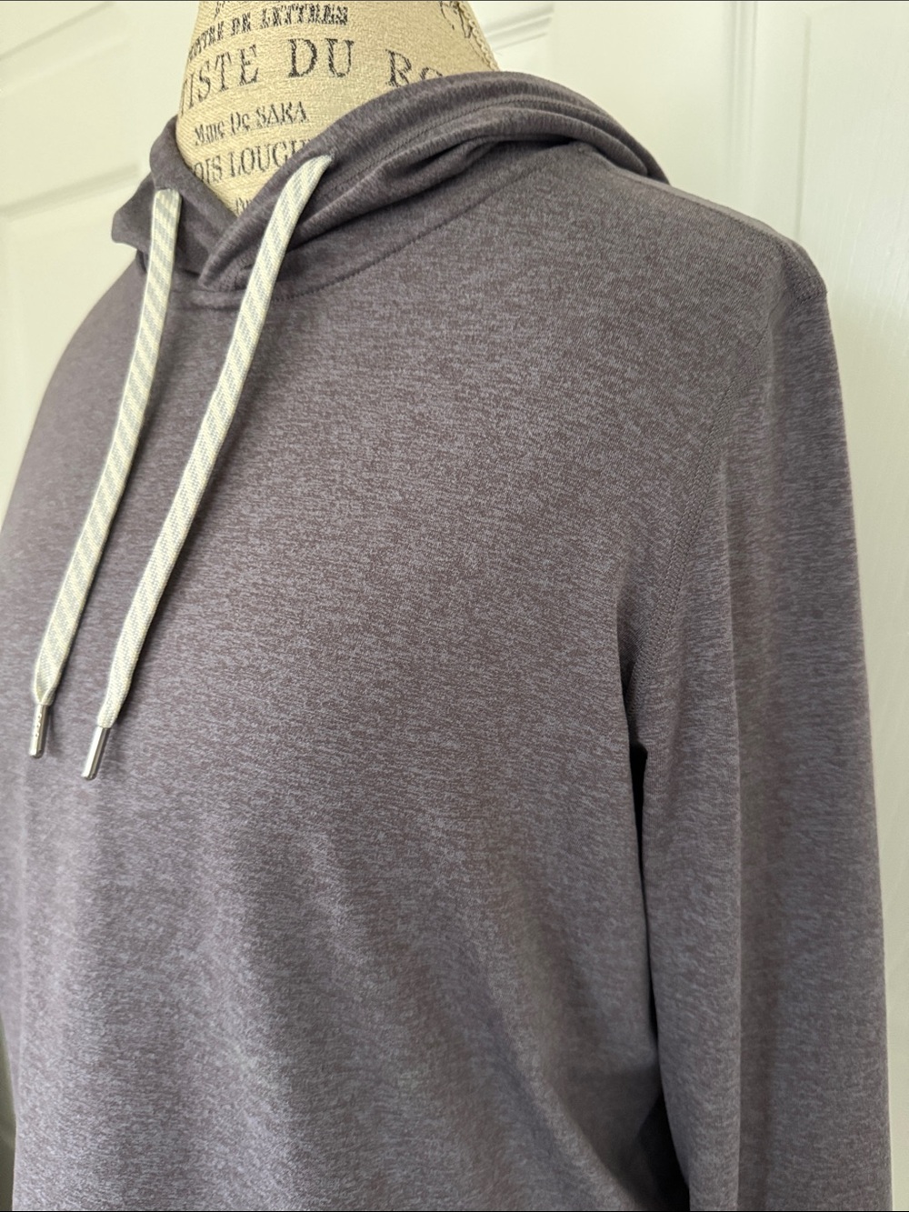 Vuori brand womens Halo Essential style hooded pullover. GUC.